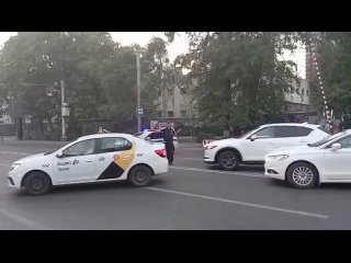 Сотрудники ГИБДД временно ограничили движение транспорта на участке от улицы Чехова до улицы Соколова. Все... (видео)