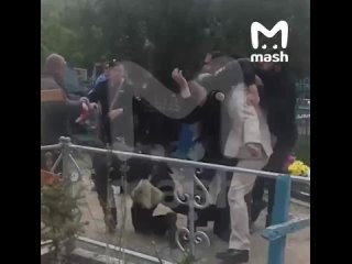 Толпа цыган воровала еду после Пасхи на территории кладбища и избила полицейских в Ставропольском крае.    Пьяную... (видео)
