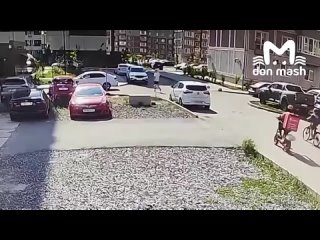 Водитель сбил ребёнка возле многоэтажки в Советском районе. Жители требуют установить там "лежачих полицейских", но... (видео)
