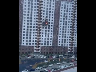 Момент атаки украинского БПЛА по многоэтажке в Новороссийске — пострадали 2 взрослых и 2 детей   Этой ночью враг... (видео)