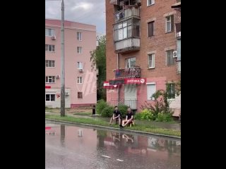 Море волнуется – раз! Море волнуется – два! — Морская машина «Облей нас» скорей    Пока все отходят от уличного... (видео)