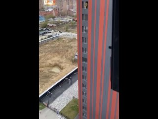 Экстремальное мытьё окон на 14 этаже сняли в Новосибирске  Домохозяйка исполнила бытовой трюк в доме №75 на улице... (видео)