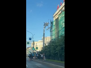 В Кургане у гостиницы «Москва» строительные леса рухнули на голову прохожему, от удара он потерял сознание и упал на... (видео)