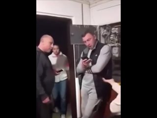 В Питере к мужику домой нагрянули наглые коллекторы, которые требовали больше, чем он был должен. В один момент у... (видео)