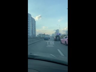 Девушку, катающуюся в багажнике, заметили в Академе.  Во время движения она снимала на телефон машины. При этом,... (видео)