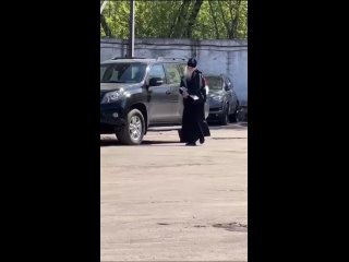 В Москве священник приехал на автомобиле Toyota Land Cruiser получить номерные знаки.   Сотрудники ГАИ выдали ему номер... (видео)