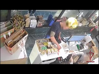 В Москве задержали 30-летнего уроженца Ростовской области, который пытался купить товары в магазинах на Новом Арбате с... (видео)