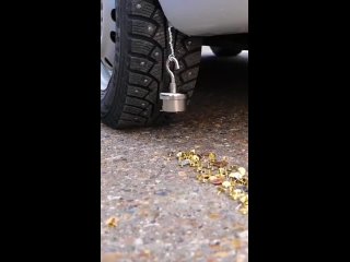 Зимой по нашим сугробам такие шины просто необходимы (видео)