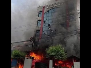 Дворец правительства в Непале полыхает.    Огонь уничтожил здание вместе с архивами и кабинетами, тушить его даже не... (видео)