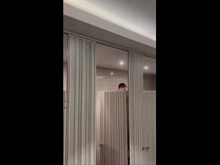 В туалете торгового центра «Ривьера» мужчину поймали на том, что он подглядывает за женщинами.   На замечание охраны он... (видео)