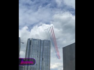 Над Москвой пролетают истребители — летчики репетируют пролеты воздушной части парада    Шесть истребителей гости и... (видео)