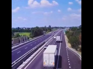 В коммуне Аццано-Мелла (Италия) произошло крушение частного самолёта. Воздушное судно рухнуло на шоссе и взорвалось. По... (видео)