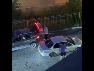 Вчера вечером на Трамвайном переулке мужчина разбил лобовое стекло легковушки    По данным канала "4 канал |... (видео)