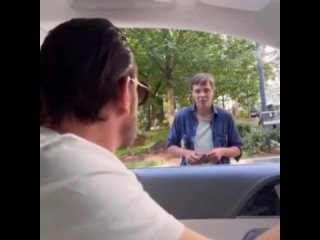 Зумер из Подмосковья моет фары автомобилей на Патриарших и зарабатывает по 25 тысяч в день. Не курьерка, не стартап, не... (видео)