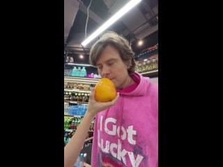 Москвичи они такие. У москвича и снега зимой не выпросишь!Москвич всегда найдёт этому оправдание и обвинит в лени... - Волобуев Денис