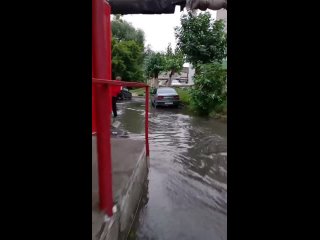 Ситуация, все тонут после дождя, а у нас и дождя не надо. Вода идёт потоком, все посылают в сторону друг друга, двор... (видео)