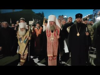 Ночная Божественная литургия и четырехчасовой крестный ход от Храма-на-Крови до Ганиной ямы собрала 40 тысяч верующих.... (видео)