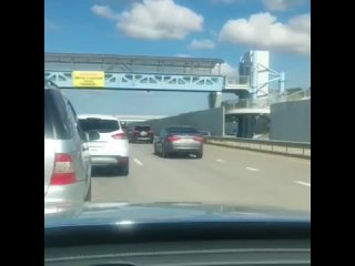 Сотни машин застряли в пробке на Крымском мосту. Один из водителей снял видео и возмутился, что уже три с половиной... (видео)