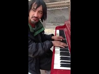 Бездомный пианист - самоучка