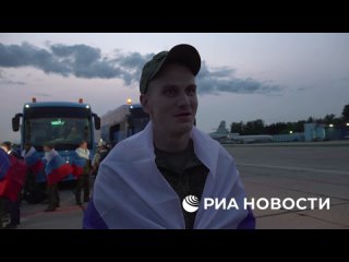 Военный, вернувшийся в Россию по обмену, признался, не сдерживая слез, что хочет поскорее увидеть свою маленькую дочку.... (видео)