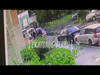 СМИ пишут, что в Екатеринбурге 14-летнего подростка жестко избили отец с сыном  Как рассказал очевидец URA. RU,... (видео)