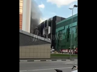❗️Причиной пожара в «Афимолле» стал автомобиль    Об этом пишет ряд источников — тачка находилась на парковке и, судя... (видео)