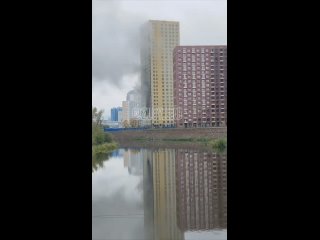 На Щербакова пожар в многоэтажке  Подробности выясняем.  Видео: канал «Zloy_ekb 18+ | Злой Екатеринбург»  UPD: «В... (видео)