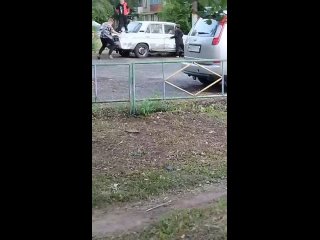 На машиностроителей, 6 дети издеваются над Жигули (видео)