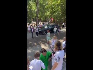 Возле 101-й школы есть пешеходная аллея, по которой нельзя ездить машинам. Но жители соседнего дома, у которого нет... (видео)