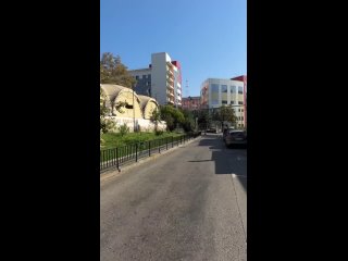 Ни себе, ни людям  На улице Дагомысской, прямо рядом с 4-й горбольницей, раньше было место на десяток с лишним машин.... (видео)