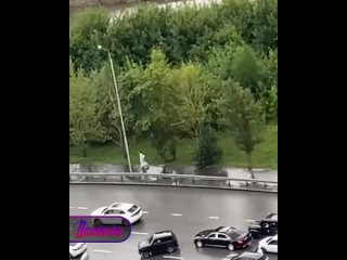 Компания бородачей перекрыла движение в Екатеринбурге ради танцев    В Екатеринбурге толпа джигитов на «Мерсах» и... (видео)
