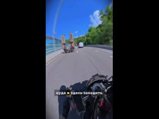 Машина резко перестроится и минус двухколесный🤷 - Руслан Чамагуа