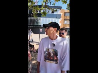 Павел Воля поздравил молодожёнов в Сочи  Артист гулял по городу перед концертом и случайно встретил пару в свадебных... (видео)