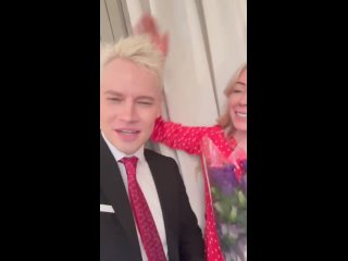 Наши голубки передают привет под новую песню Шамана👋  Певец представит композицию "Первая любовь" 24 мая, в день... (видео)