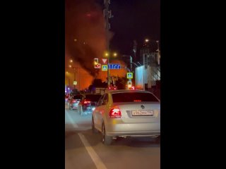 Сегодня ночью на улице Московской вспыхнул сильный пожар. В МЧС сообщили, что горело здание автосервиса и два частных... (видео)