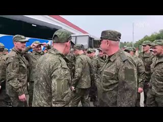 🙏 Эмоциональные кадры возвращения российских военных из плена  Бойцы не могут сдержать слёз. Некоторые ещё не успели... (видео)