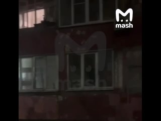 Два человека пострадали от падения обломков украинских беспилотников в Таганроге.    В девятиэтажке на улице Лизы... (видео)