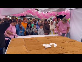 В Верхней Пышме испекли гигантский медовик!    Этот торт-рекордсмен размером 2 на 2 метра и весом 100 кг стал самым... (видео)
