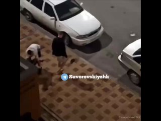 Парни попрыгали по машинам и снесли ларек в Суворовском    Сначала компания молодых людей полазила по капотам чужих... (видео)