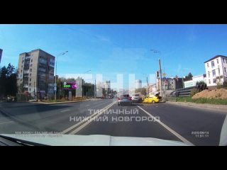 Он обгашеный что-ли? Красный, тачка спереди. - Себастьян Перейра