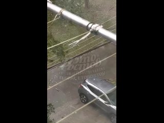 В Волгодонске мощный порыв ветра сорвал огромную ветку с дерева, которая пробила лобовое стекло проезжавшего мимо... (видео)