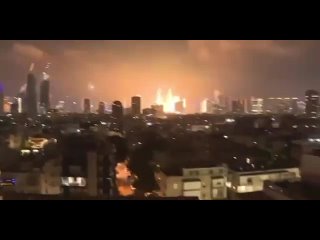 Момент прилета иранской ракеты в Тель-Авиве во время новой волны ответных ударов по Израилю.   При этом не видно, чтобы... (видео)