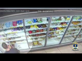 В Улан-Удэ задержали вора, который украл 10 пачек сливочного масла из магазина на улице Смолина на сумму около 3 000... (видео)