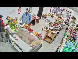 В Питере на посетителей магазина обрушился потолок: жильцы сверху делали ремонт  Прибывшие службы достали людей из-под... (видео)