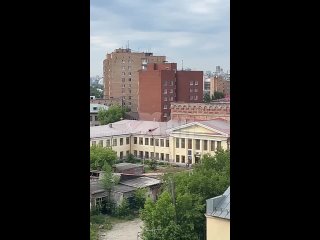 Жители домов на Азина просыпаются под патриотические песни   По словам местных, их включает медицинский колледж. Ну,... (видео)