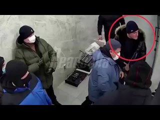 В Казани группа из 90-х устроила охоту на водителей — они нападают на таксистов, которые останавливаются на «их... (видео)
