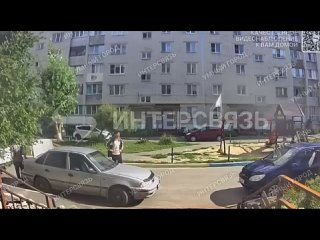 Драку возле жилого дома устроили курганцы    Мужчина в одном из дворов на Центральном стадионе схватил палку и начал... (видео)