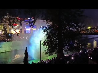 🔥В Сочи сегодня грандиозный праздник. Полгорода пришло на вечернее празднования к новому мосту “Волшебный лист” у... (видео)
