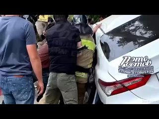 Машина влетела в столб во время погони на Черевичкина    Водитель на большой скорости ехал по 40-Летия Победы, после он... (видео)