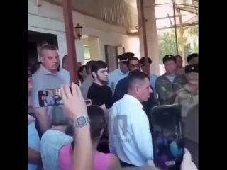 Ваххабит сорвал крест с батюшки и начал издеваться. Однако смех быстро испарился, когда к нему пришла толпа... (видео)